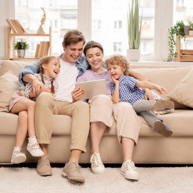 1685626026_en-idei-club-p-happy-family-on-sofa-dizain-pinterest-12